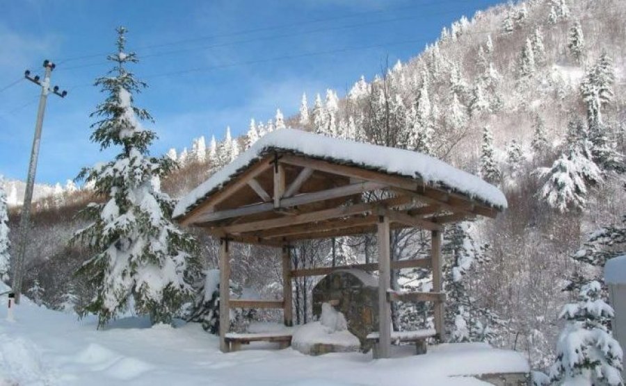 Valbona nën vellon e dëborës (FOTO)