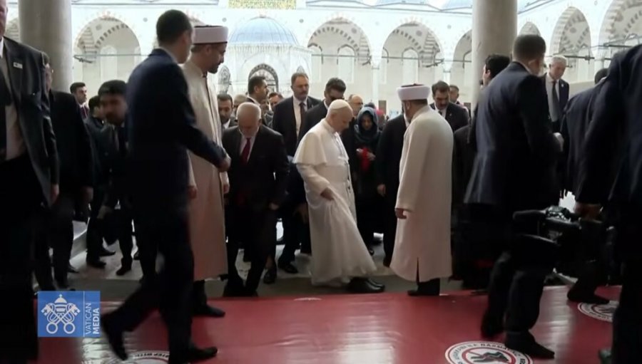 Papa Leoni XIV viziton Turqinë, heq këpucët kur futet në Xhaminë Blu