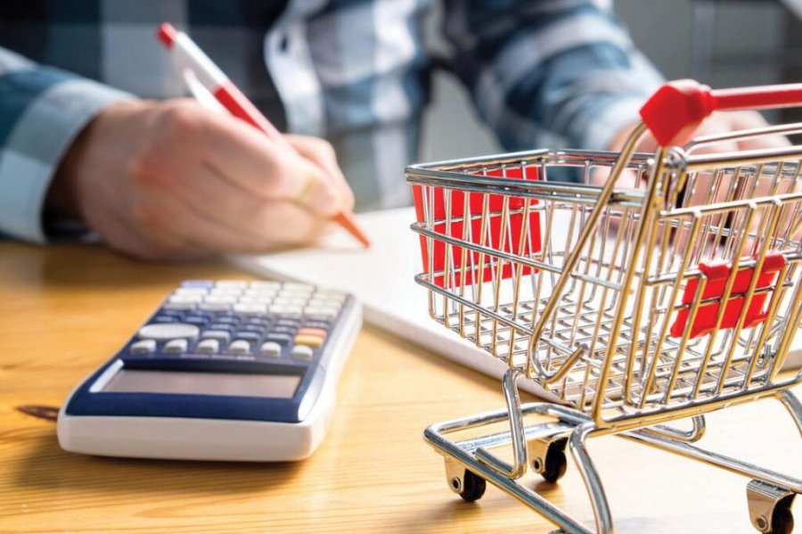 Turizmi 'zhgënjen' në konsum, kompanive u mbeten produktet stok