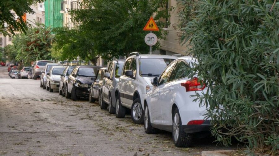 Mijëra vende publike do të hiqen, Franca ndalon parkimin pranë kalimeve për këmbësorë