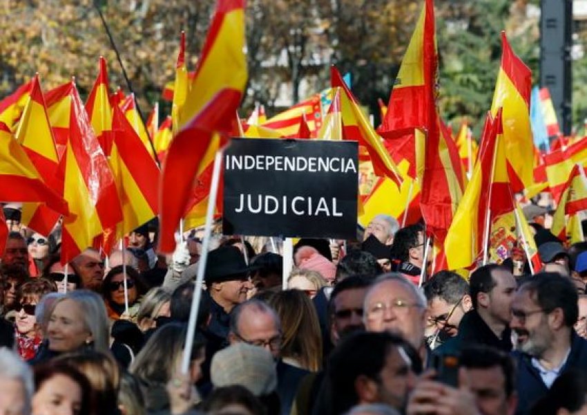 Protestat në Madrid, thirrje për dorëheqjen e Sanchez dhe zgjedhje të parakohshme
