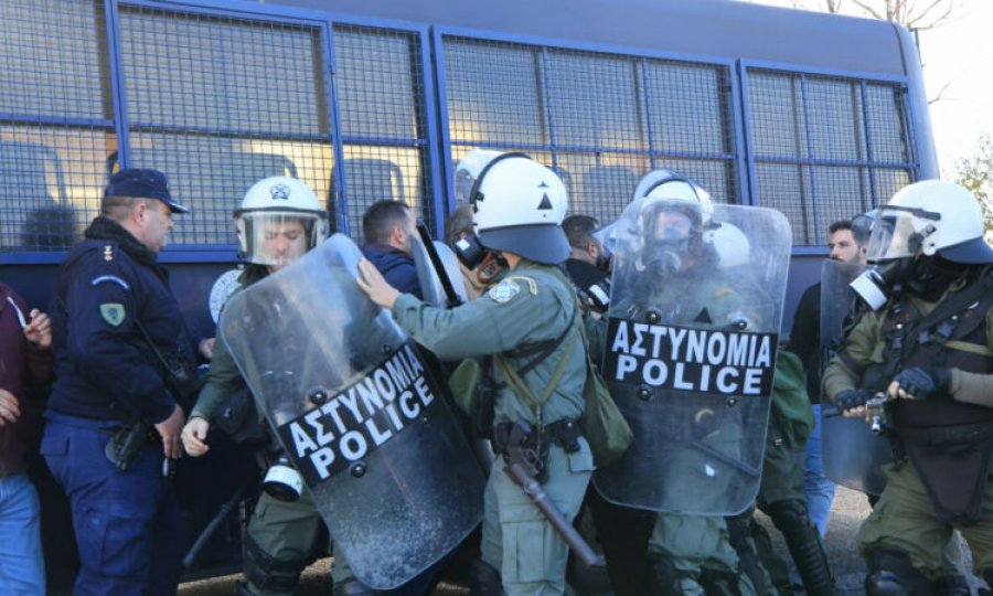 Protesta/ Fermerët bllokojnë rrugën Athinë-Selanik, raportohet për të lënduar gjatë përplasjeve me policinë