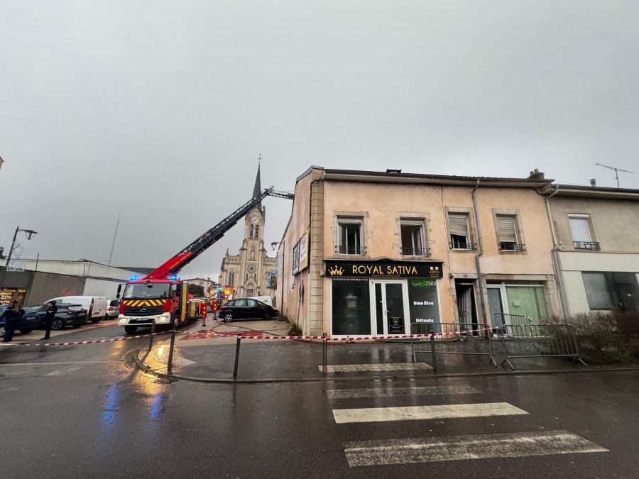 FOTO/ Pesë viktima nga zjarri tragjik në një ndërtesë në Francë