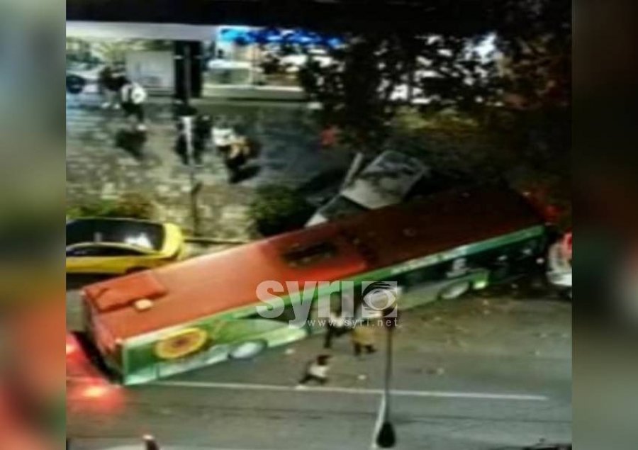 FOTO/ Autobusi del nga rruga në Tiranë  - Përplaset me makinat e parkuara...