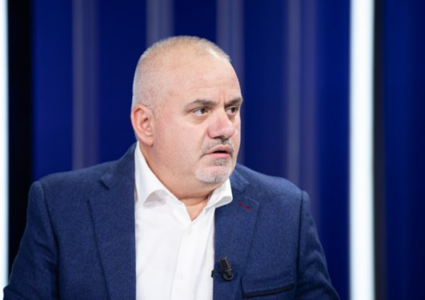 'Kur e do e mira e pushtetit i thotë burgut hapu...' Artan Hoxha ironi me Begajn: Jo vetëm i ëmbël si sheqer por dhe danoç!