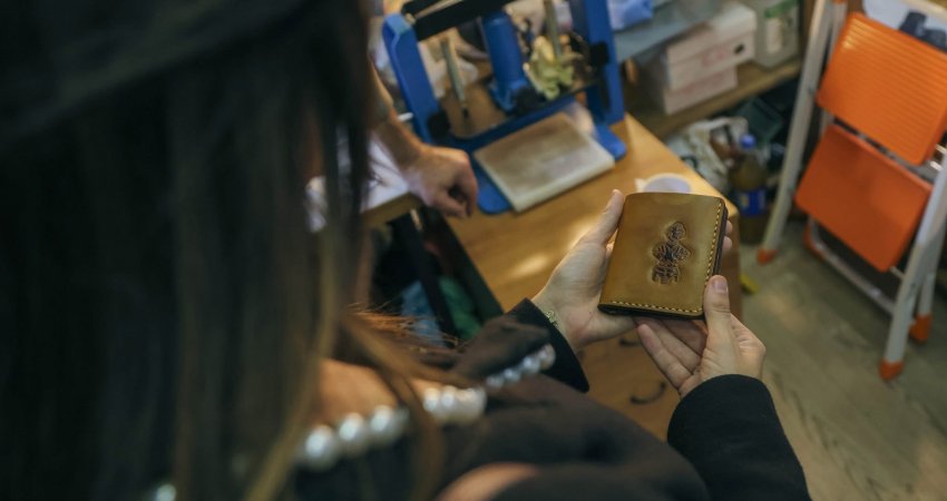 Takim me zejtarë dhe afaristë në Prishtinë: Diskutim për Qendrën e Zejtarisë dhe rikthimin e Pallatit të Rinisë