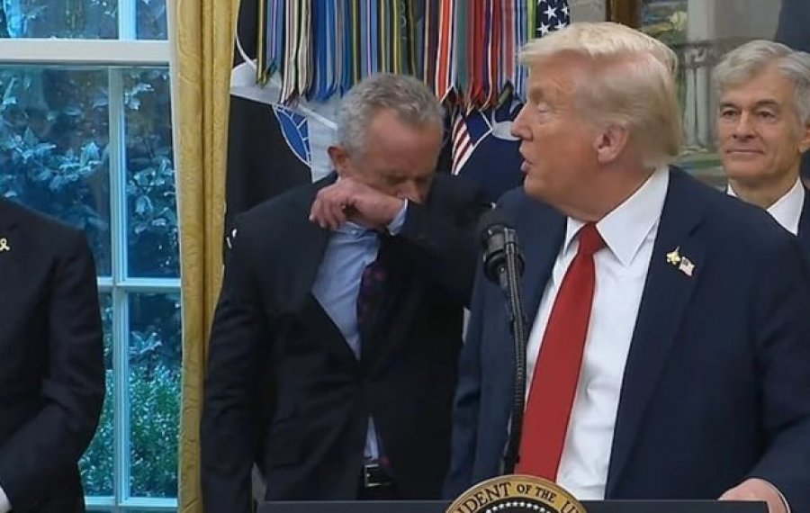 VIDEO/ Momente humori në Shtëpinë e Bardhë: Trump i trembet Covid-it pas teshtimës së Kennedy Jr, i kërkon Paxlovid CEO-s së Pfizer