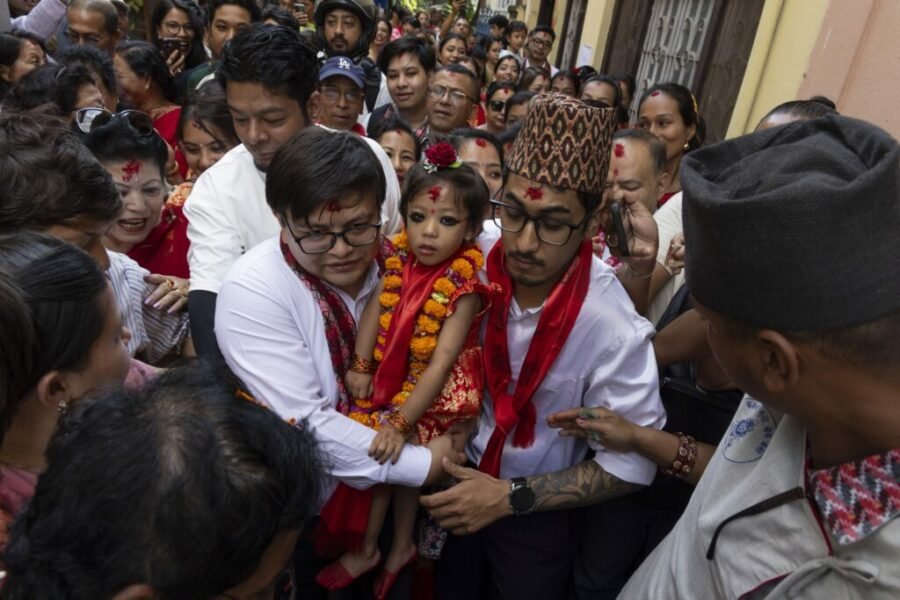 Nepal - Kjo dy vjeçare sapo është zgjedhur si 'perëndeshë e gjallë': Ja çfarë jete e pret atë