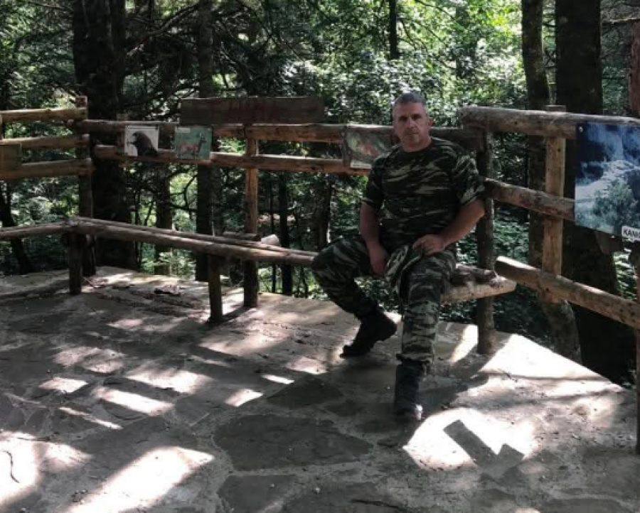 SKANDAL/ Djali i shefit të Krimeve në Përmet kërcënoi gazetarin, policia e liron pas ndalimit 