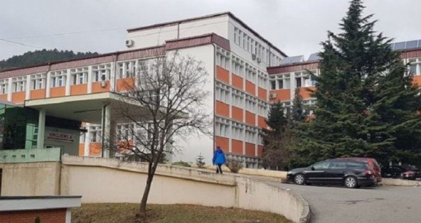 Autoambulanca goditet nga vetura ku ishin familjarët e pacientit që po transferohej në QKUK, mjeku pëson frakturë