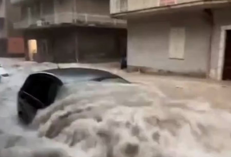 VIDEO/ Rrugët kthehen në lumenj në Itali, përmbytje të mëdha në jug