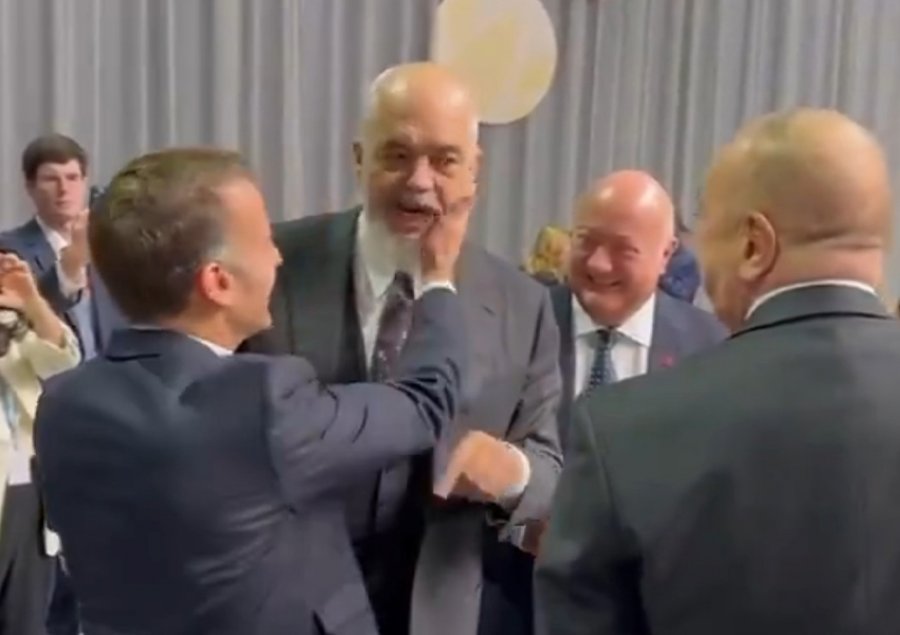 Rama tallet me Trump-in dhe merr një shuplakë nga Macron
