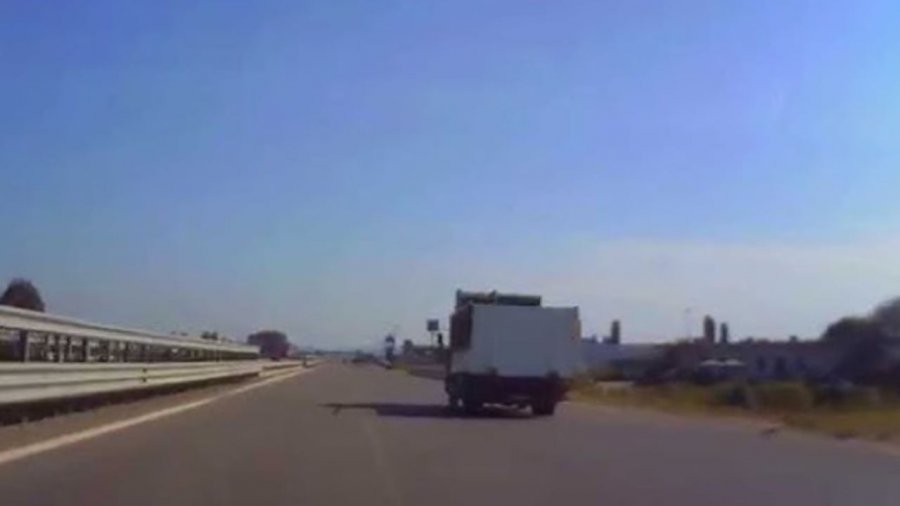 Bllokim i përkohshëm në të dyja kahet e autostradës në Fushë Mamurras, policia apel qytetarëve