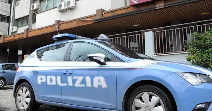 Shqiptari thyen arrestin shtëpiak për të trafikuar drogë, kamerat e ‘spiunuan’ teksa groposte kokainën në pyll! E fshehu në vazo qelqi
