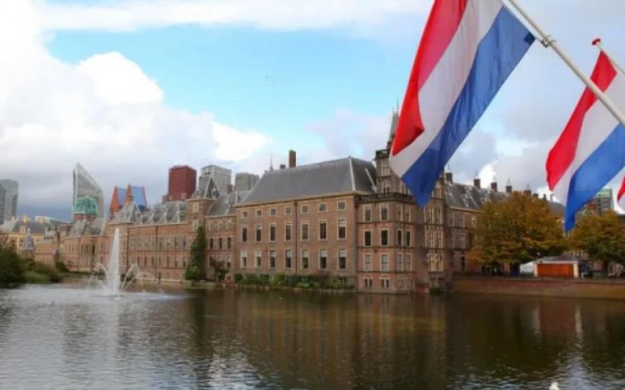 Holanda dyfishon periudhën për marrjen e shtetësisë për emigrantët