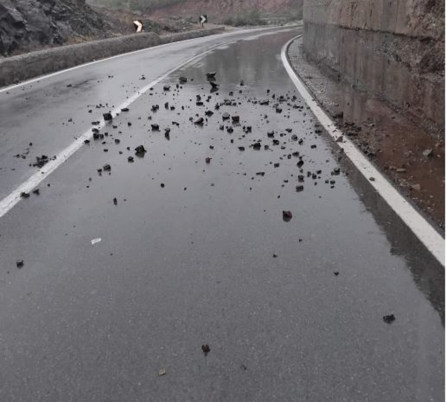 Kukës/ Reshje shiu dhe erëra të forta gjatë natës, disa fshatra mbeten pa energji elektrike