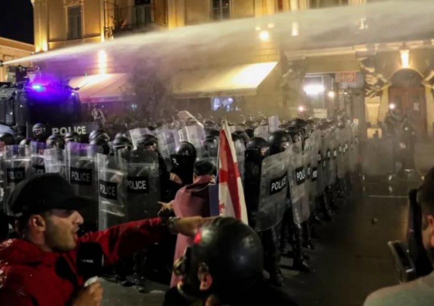 Shpërthejnë protestat në Gjeorgji/ Protestuesit përpiqen të hyjnë pallatin presidencial në Tbilisi