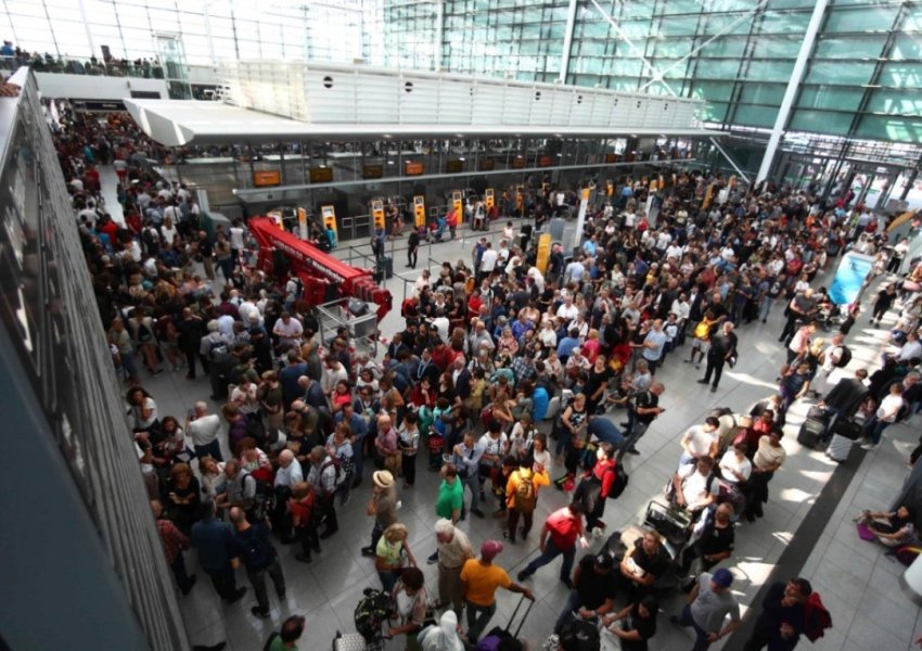 2 dronë mbi Gjermani, 6,500 pasagjerë të bllokuar nga mbyllja e aeroportit të Mynihut