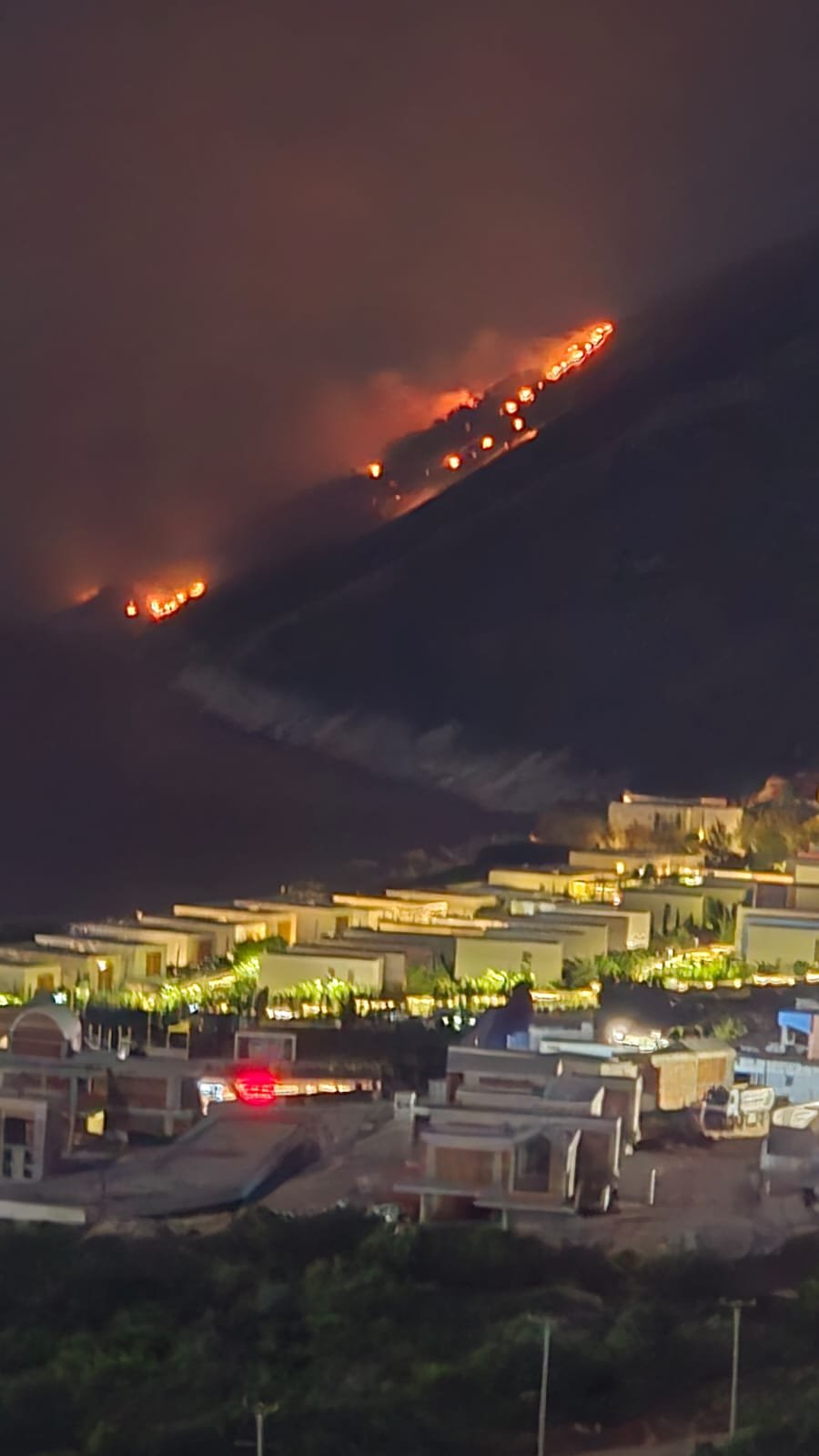Zjarr i madh në afërsi të Gjirit të Gramës në Vlorë