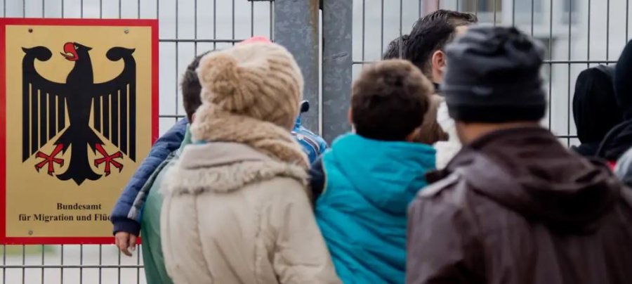 Takim në Mynih për ashpërsimin e politikës së migracionit! Synohet t’i hapet rruga qendrave të kthimit, azilkërkuesit të vendosen afër vendeve të origjinës 