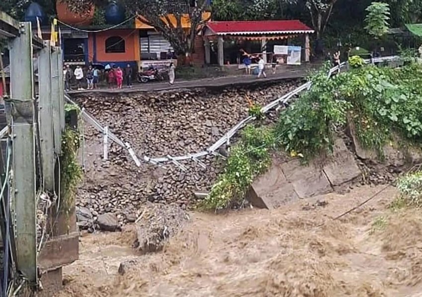 VIDEO/ Katastrofë nga moti i keq, të paktën 60 të vdekur nga përmbytjet dhe rrëshqitjet e tokës në Indi e Nepal