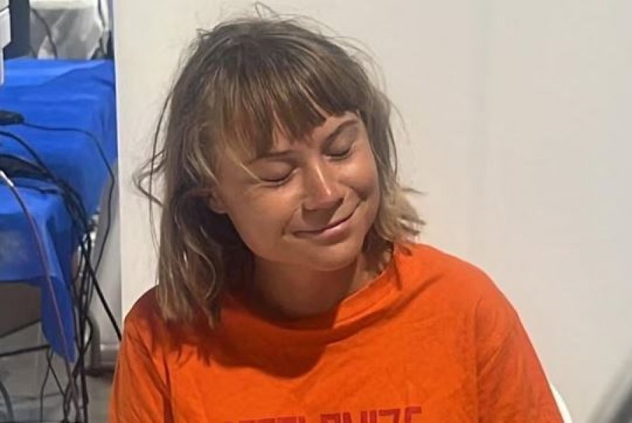 ‘Greta Thunberg e detyruan të puthte flamurin izraelit dhe…’ The Guardian: Mbahet në një qeli të mbushur me pleshta...