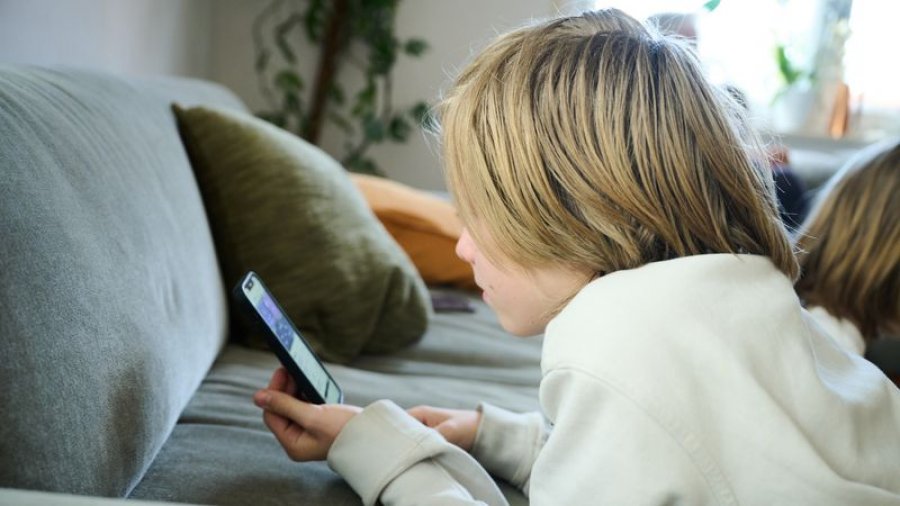 Ndalojini telefonat pas darkës, dhe adoleshenti juaj do të flejë më mirë