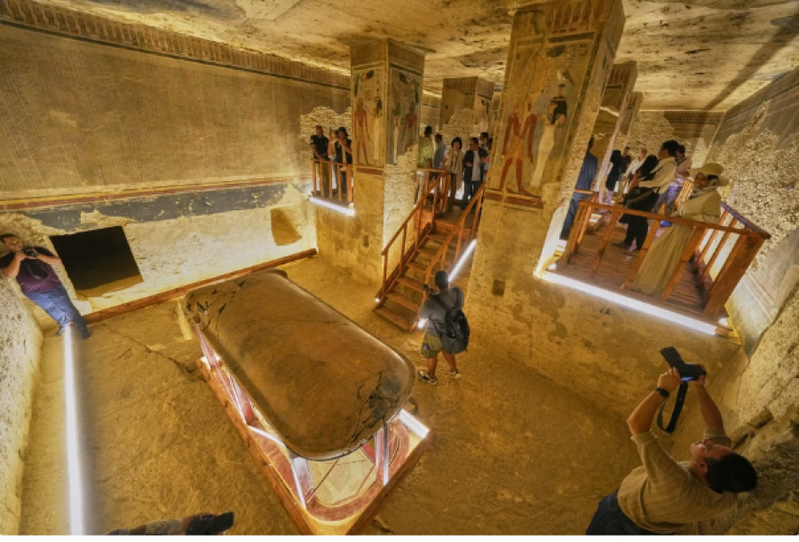 Egjipti hap për vizitorët varrin e Faraonit Amenhotep III pas dy dekadash restaurimi