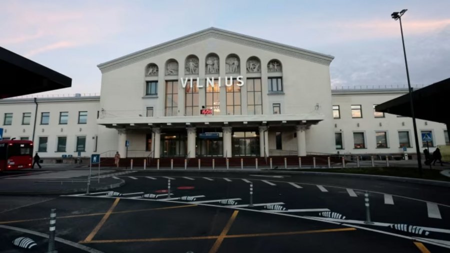 Fluturimet u anuluan dhe shumë të tjera devijuan itinerarin për shkak të disa balonave, hapet pas disa orësh aeroporti i Vilniusit