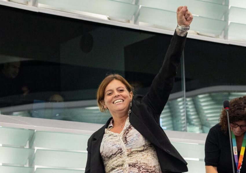 Shpëtohet nga një votë/ PE miraton imunitetin për eurodeputeten Ilaria Salis: Fitore për demokracinë!