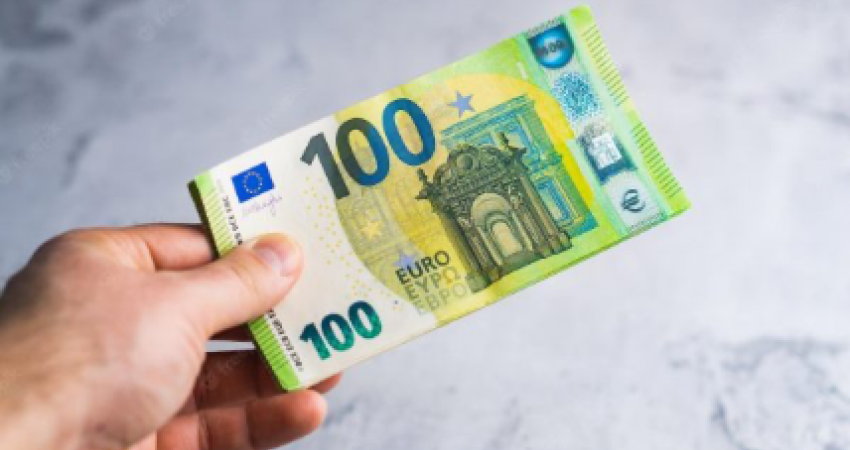  Qeveria në detyrë i ndan nga 100 euro për studentë