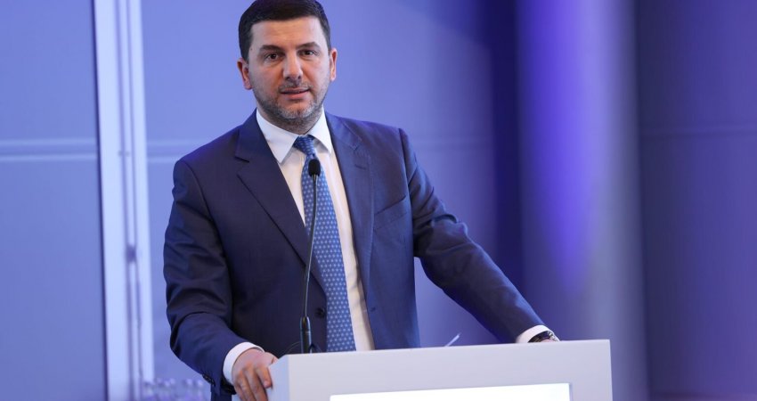 Ndarja e 100 eurove në fushatë për studentët, Krasniqi: Kurti në panik nga humbja e madhe që e pret të dielën