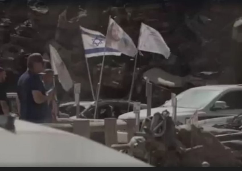 Varreza e makinave në Izrael bëhet memorial për viktimat e Hamasit