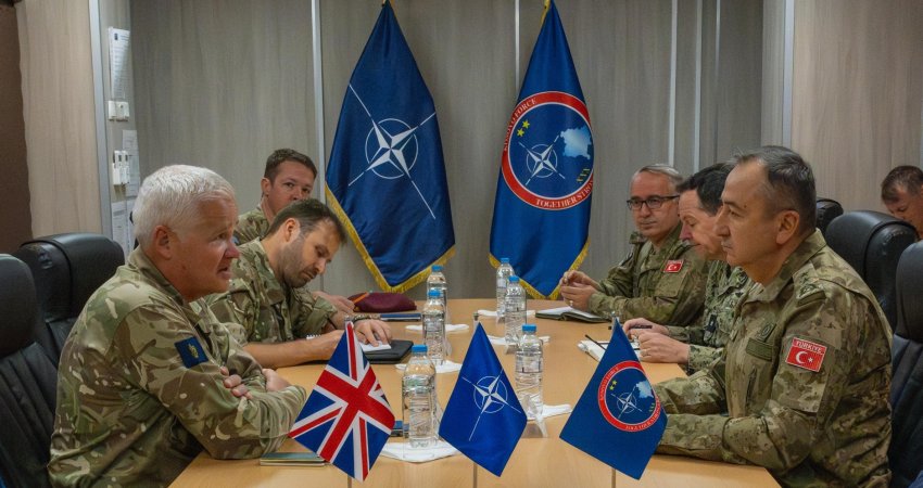 Komandanti i KFOR-it pret përfaqësues të NATO-s dhe BE-së, në fokus siguria dhe stabiliteti rajonal