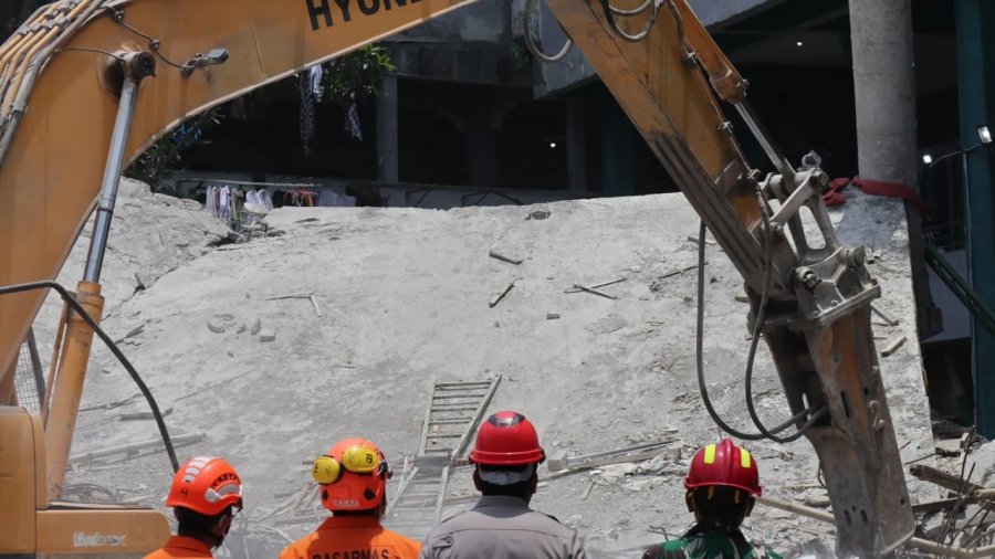 Përfundon operacioni i kërkimit në rrënojat e shkollës islame në Indonezi, 67 viktima të konfirmuar