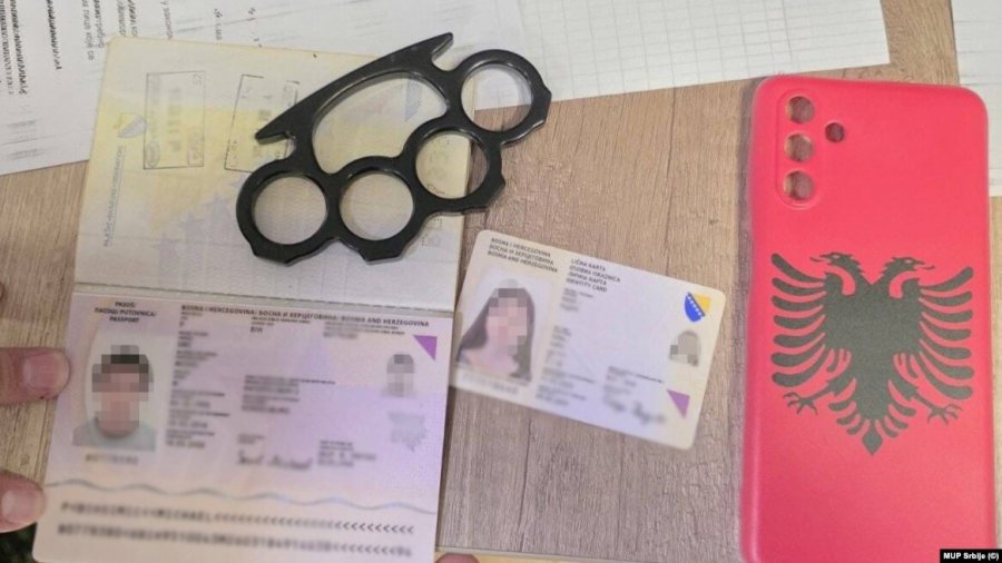 U kapën me boks metalik dhe simbole të flamurit shqiptar, arrestohen në Serbi dy boshnjakë