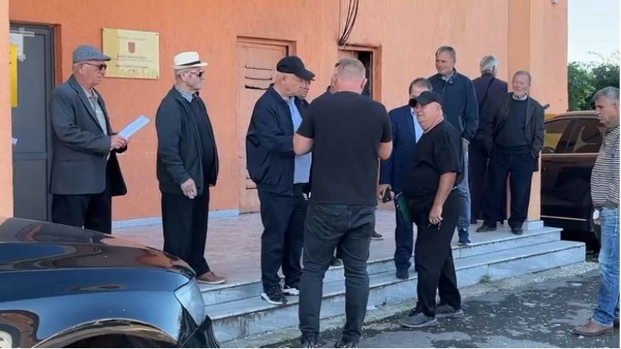Banorët e Fierit protestojnë para Kadastrës: 20 vite në shtëpi dhe pa çertifikatat e pronësisë, institucionet nuk na japin përgjigje