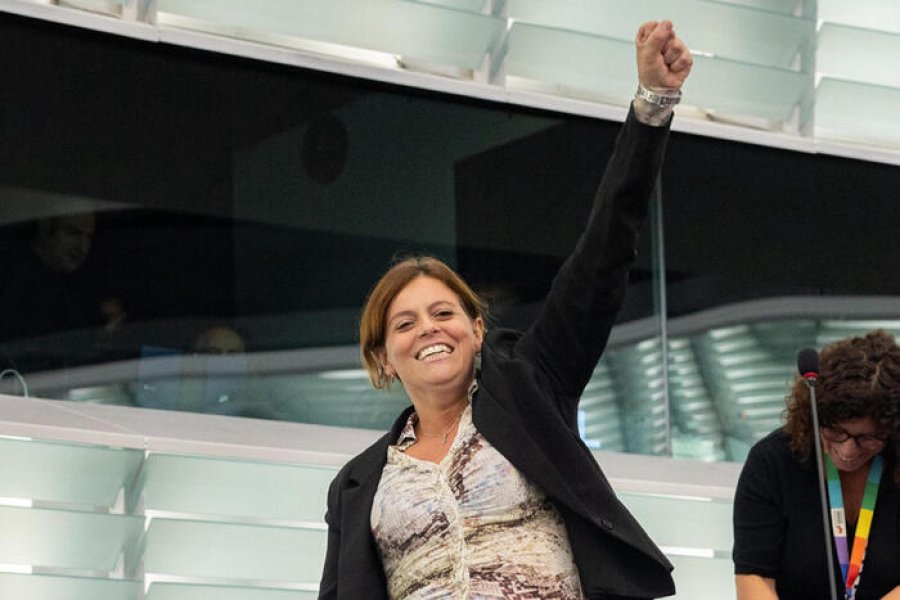 Shpëtohet nga një votë/ PE miraton imunitetin për eurodeputeten Ilaria Salis: Fitore për demokracinë!