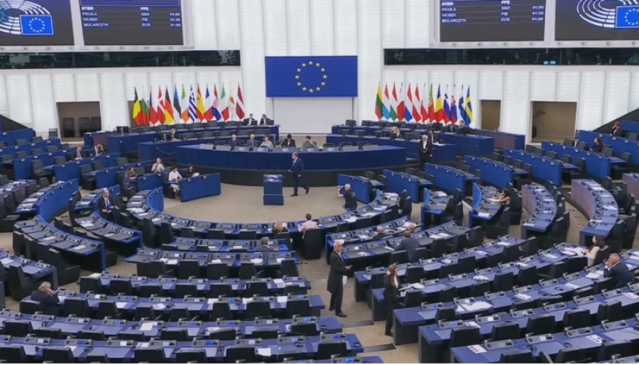 Parlamenti Evropian i heq imunitetin dy deputetëve polakë