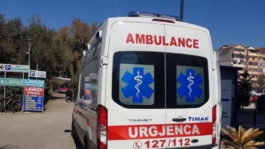 E rëndë në Librazhd/ 18-vjeçari humb ndjenjat brenda në klasë dhe transportohet me urgjencë në spital, dyshimet e para