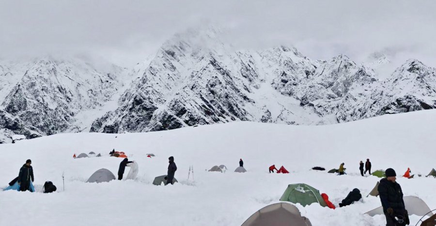 Mbi 200 alpinistë të bllokuar në Everest në temperatura nën zero, nis operacioni i evakuimit në Tibet