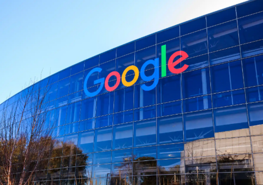 Google trondit internetin, kufizon rezultatet e kërkimit. Godet SEO-në dhe AI-në
