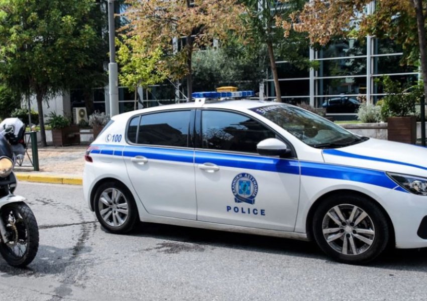 Si nëpër filma/ Tentoi t’i arratisej policisë greke duke braktisur makinën e vjedhur dhe u largua në këmbë, por…Si shpëtoi pasagjeri në mjet 