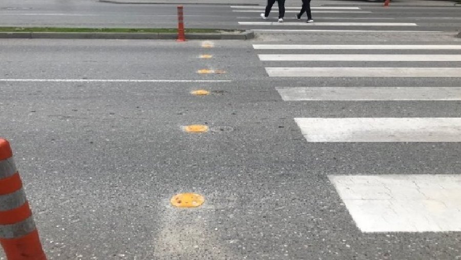 Pa patentë, përplasi këmbësoren me makinë, e pëson 19-vjeçari