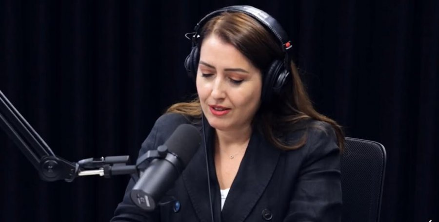 'Roli? Koketë; Përgjigja? E mësuar përmendësh; Toni? I përulur!': Feminizmi, maska e asgjësimit të gruas në PS!