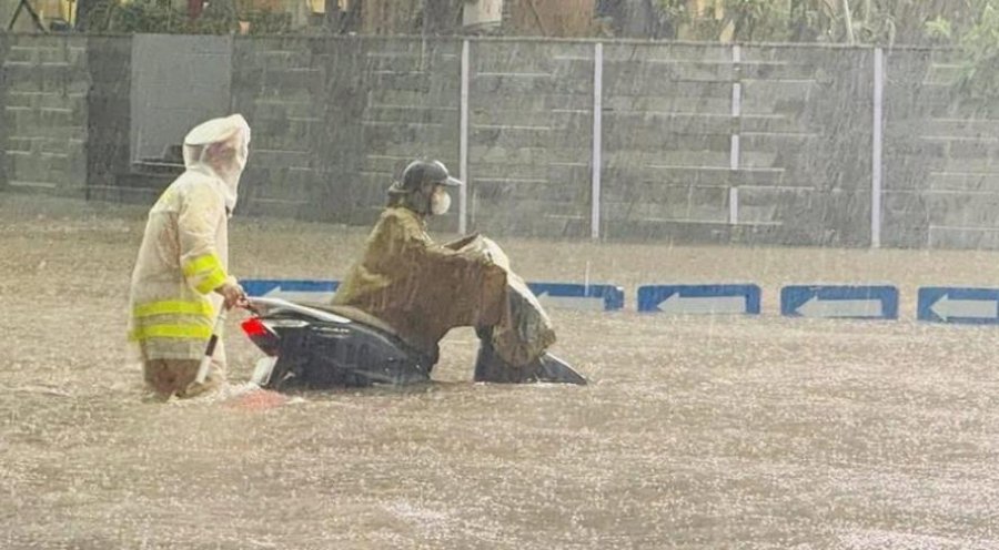 Përmbytje dhe rrëshqitje dheu në Vietnam, tetë të vdekur dhe disa të zhdukur