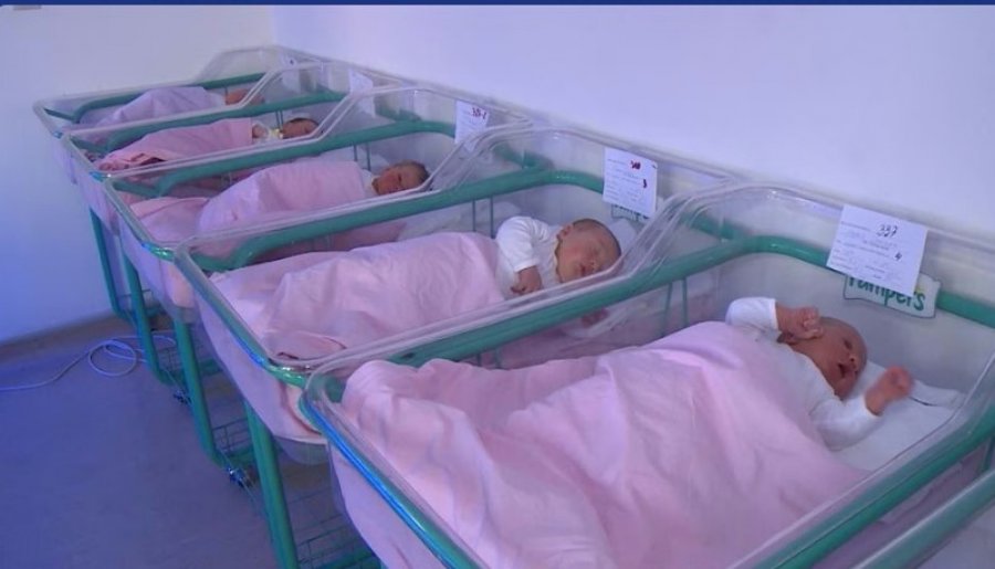 Gruaja nga Bangladeshi lind pesënjakë në mënyrë natyrale, një rast i jashtëzakonshëm mjekësor