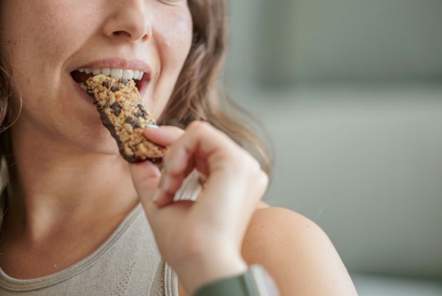 Nutricionistët theksojnë se një ushqim i lehtë në dukje i shëndetshëm saboton humbjen e peshës