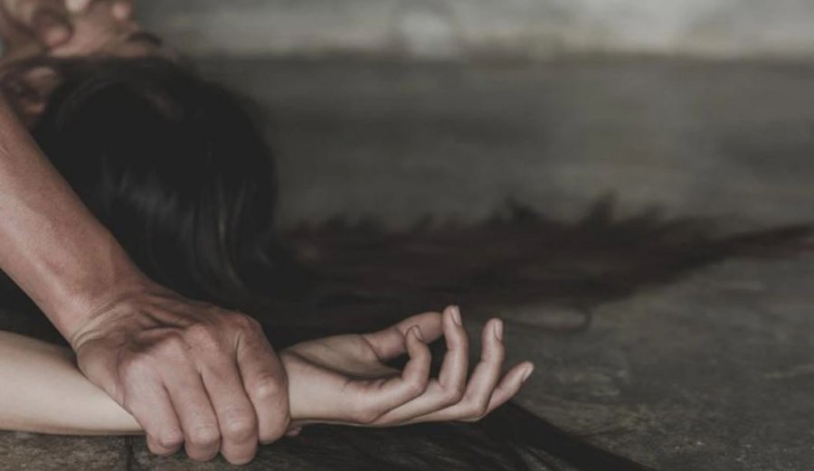 'Ecën në shtëpi i dehur dhe i zhveshur'- P*rdhunoi gruan në sy të dy fëmijëve të tyre të mitur, dënohet me 17 vite burg shqiptari! 40-vjeçari në arrati 
