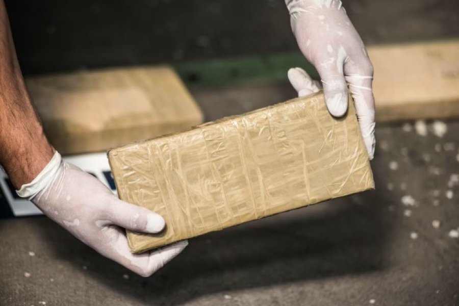 Qenin e quanin Toto Riina dhe pozonin me mitraloza/ Bien baronët shqiptarë të drogës, kapet 300 kg kokainë
